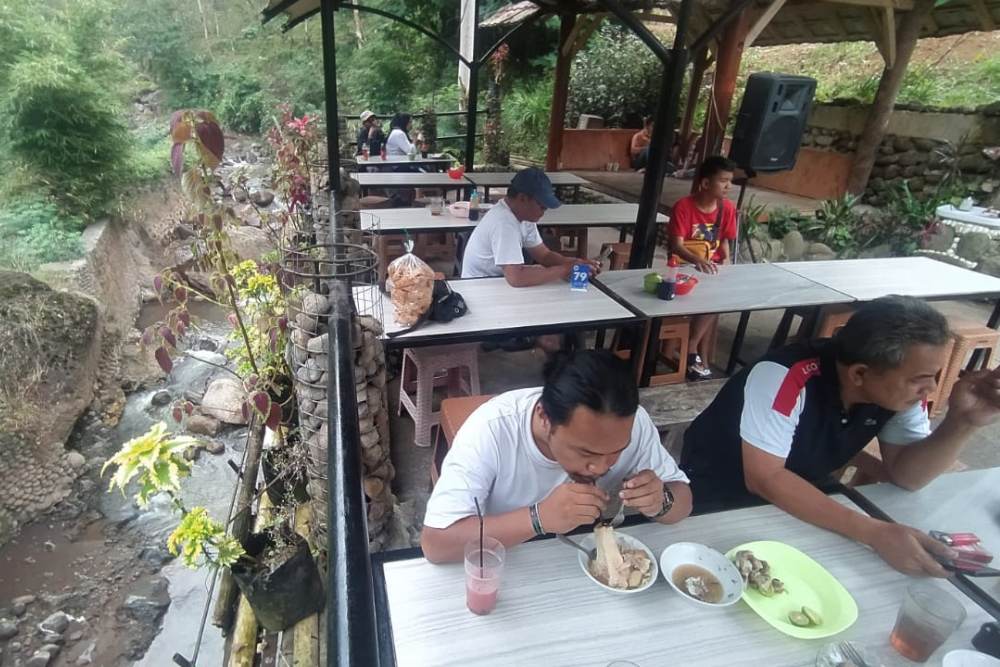 Nikmatnya Mie Kocok Raja Tulang, Sensasi Kuliner Hulu Citarum