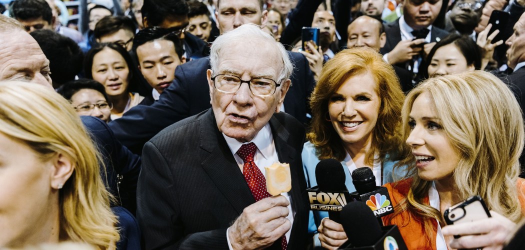 Warren Buffett Puji Apple usai Jual Saham Rp622,4 Triliun