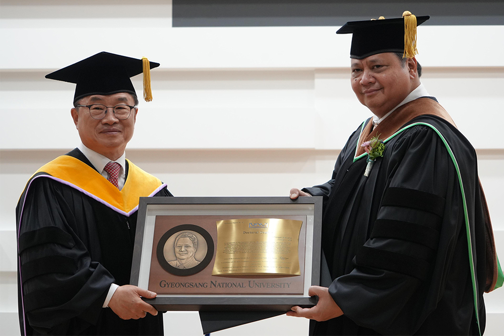 GNU Anugerahkan Doktor Honoris Causa untuk Menko Airlangga