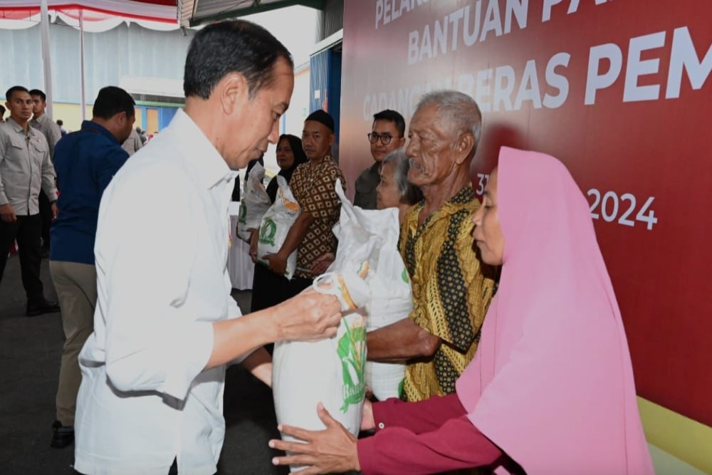 Jokowi Pastikan Bagi-Bagi Bansos Beras Jelang Lengser, APBN Siap?