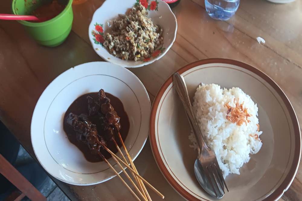 Lawar Kambing Mang Raka, Kuliner yang Wajib Dicoba Saat Berlibur ke Bali