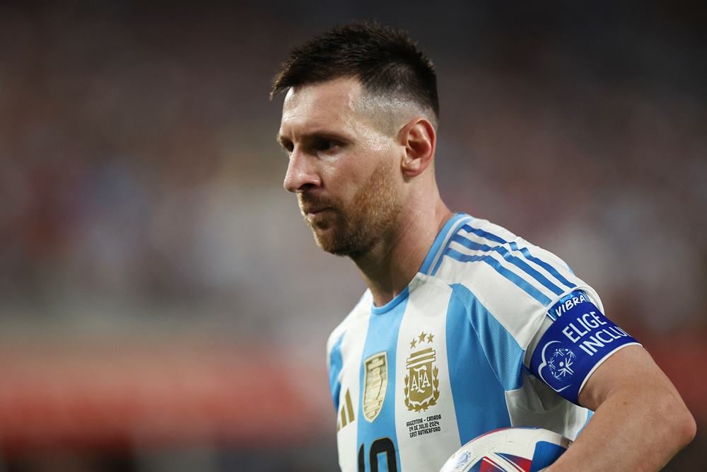 Cedera di Copa America 2024, Messi Nonton Inter Miami Pakai Sepatu Ortopedi