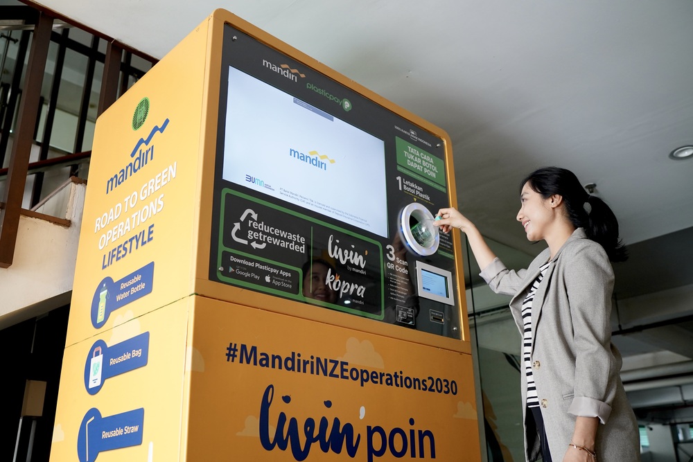 Cegah Pencemaran, Bank Mandiri Sediakan Reverse Vending Machine