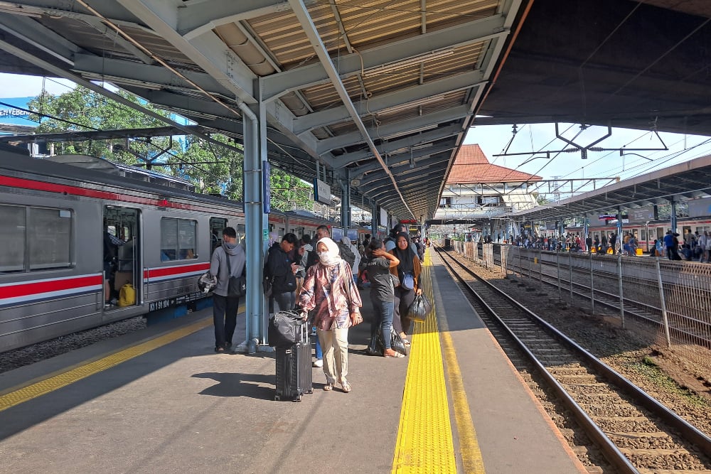 Demo UU Pilkada, KAI Berlakukan Berhenti Luar Biasa di Stasiun Jatinegara