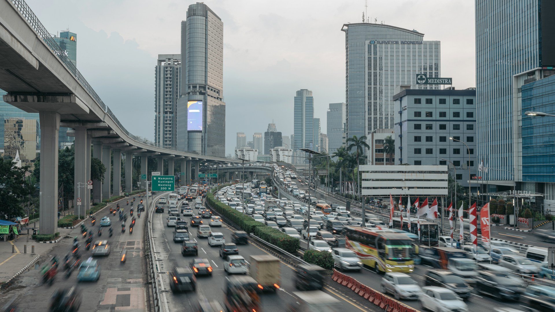 Konsumsi Masyarakat Melambat, Waktunya BI Pangkas Suku Bunga?