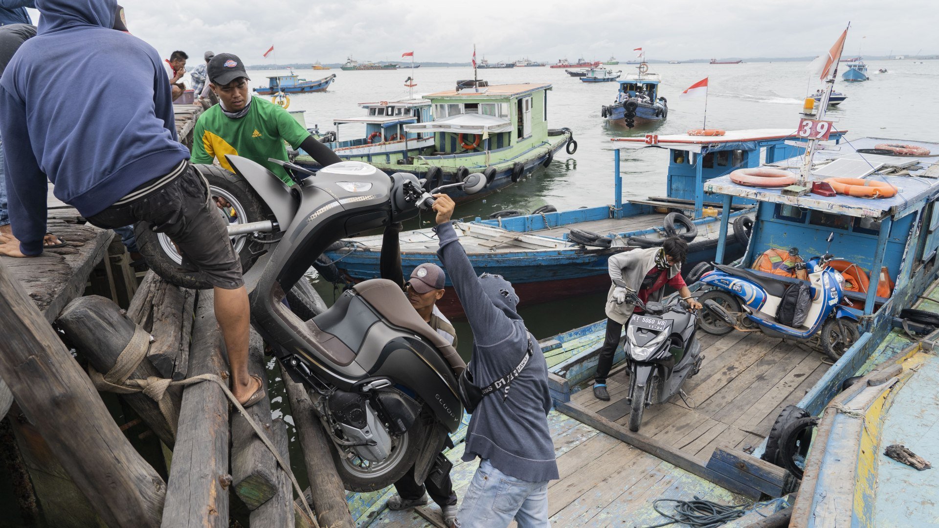 Shadow Economy Indonesia Bisa Tembus 40% PDB, Efek Musim PHK dan Tren Kerja Lepas