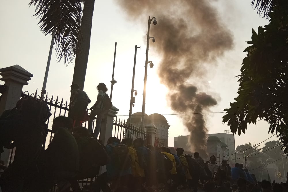 Simak Pengalihan Rute Transjakarta Imbas Demo di Depan Gedung DPR