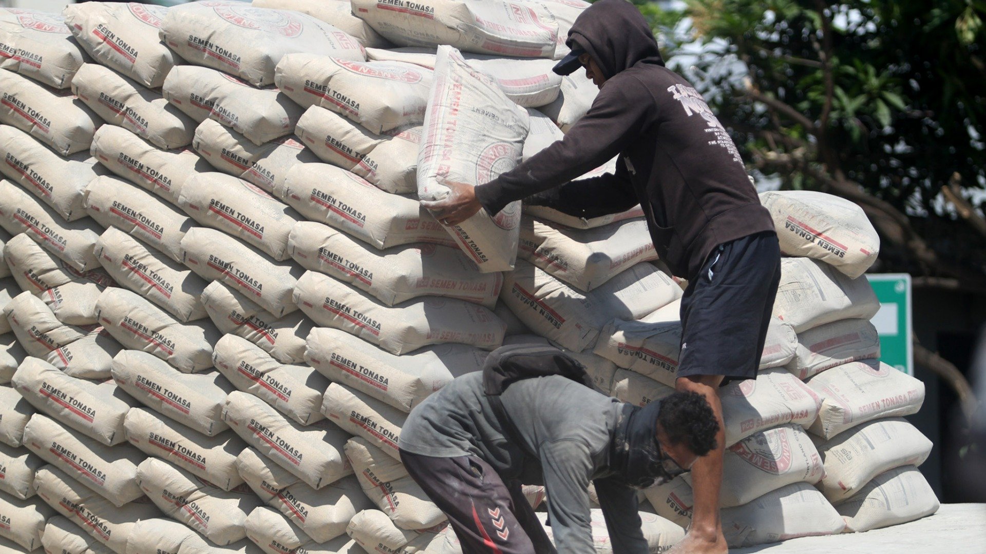 Efek Proyek IKN hingga Suku Bunga Bagi Emiten Semen INTP-SMGR