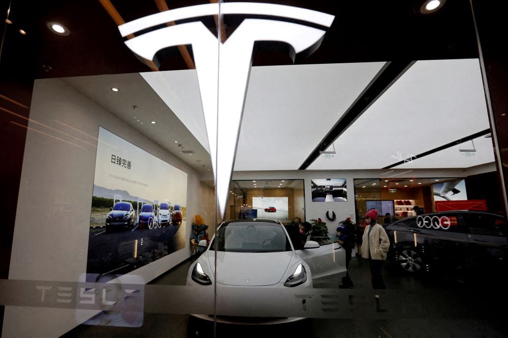 Tesla Autopilot Makin Canggih, Bisa Parkir Jarak Jauh