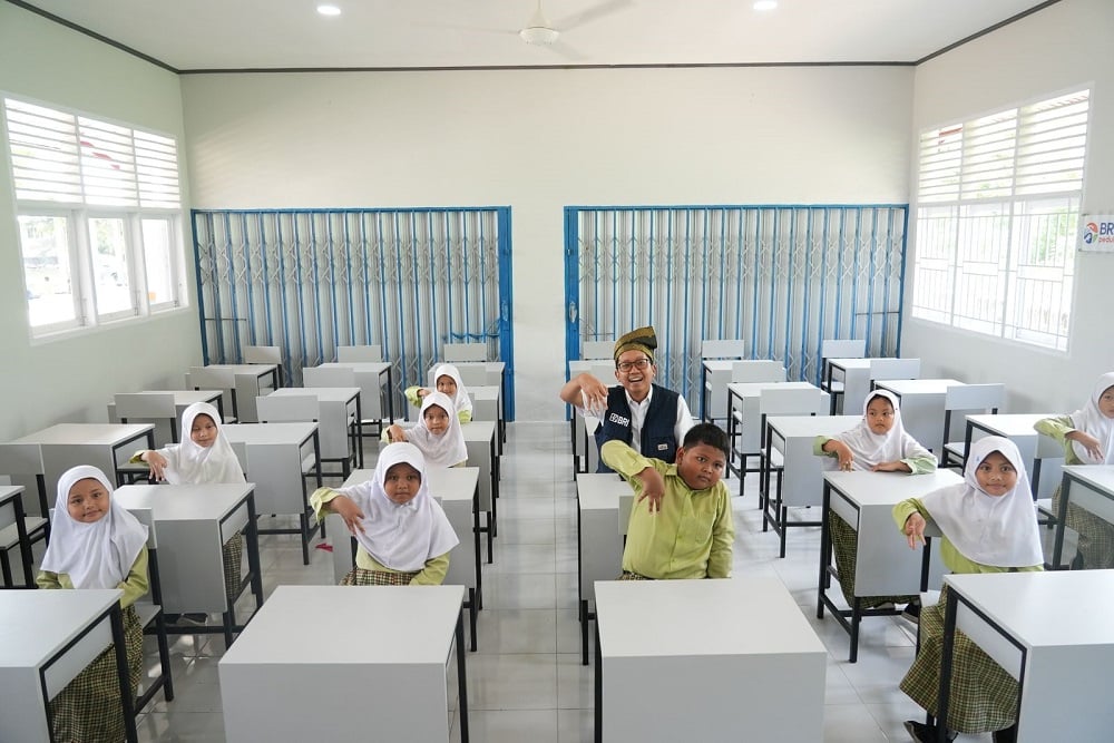 “BRI Peduli Ini Sekolahku” Renovasi SDN 001 Riau, Dorong SDM Unggul