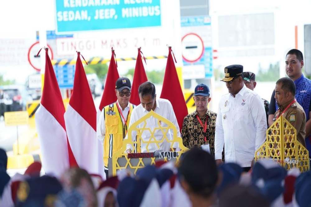 Jokowi Resmikan 2 Ruas Tol Trans Sumatra Senilai Rp11,92 Triliun Jelang Lengser