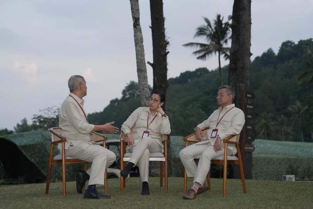 Momen Para Menteri Prabowo-Gibran Pakai Safari ala Baju Perjuangan Soekarno di Retreat Magelang