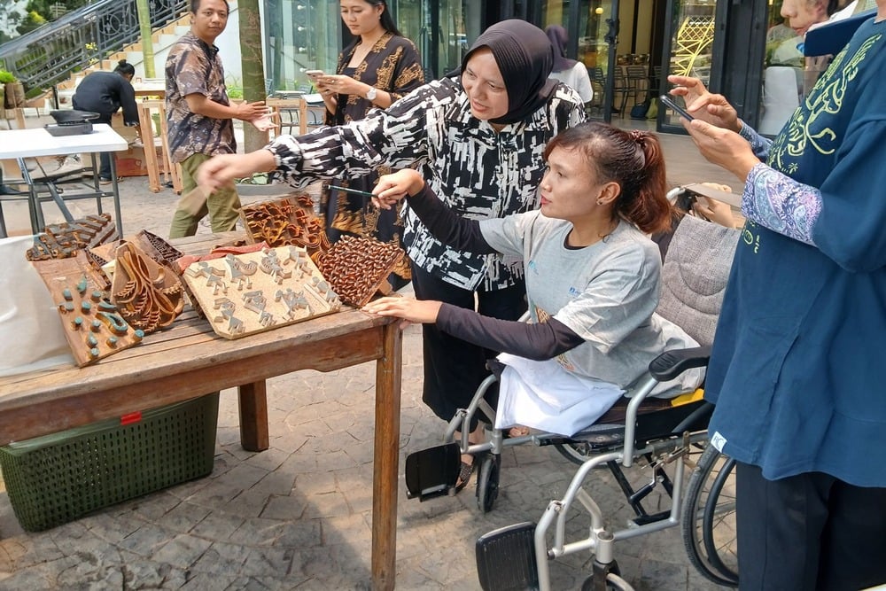 PNM dan JAMKRINDO Latih Perempuan Disabilitas Jadi Wirausaha Batik